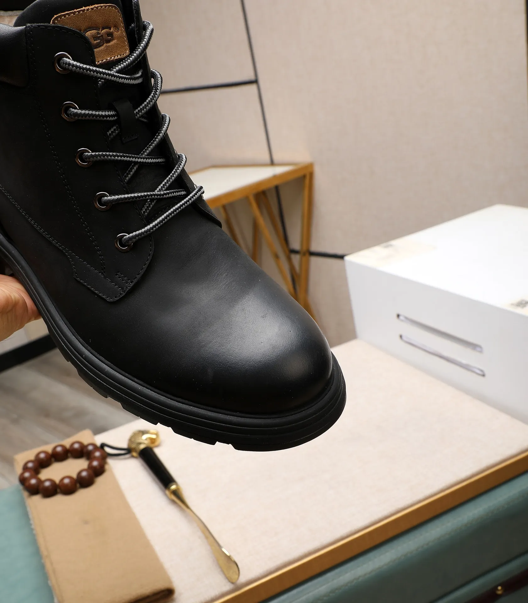Men's men's shoes💰640 UGG (100% genuine wool lining, 10% off for fake ones) Please pay attention to the quality of the original order and compare the thickness of the wool🏮🏮Hot-selling UGG from Australia's warm luxury brand men's shoes, the official website is synchronized, Beckham men's style..., made of imported top-layer waxed cowhide, waxed toe cap, Australian real wool velvet lining Carefully sewn...Imported rubber Martin boots outsole (comfortable, soft and wear-resistant). I really like the quality..Exquisite workmanship. You can't put it down at first sight. Size 39-44